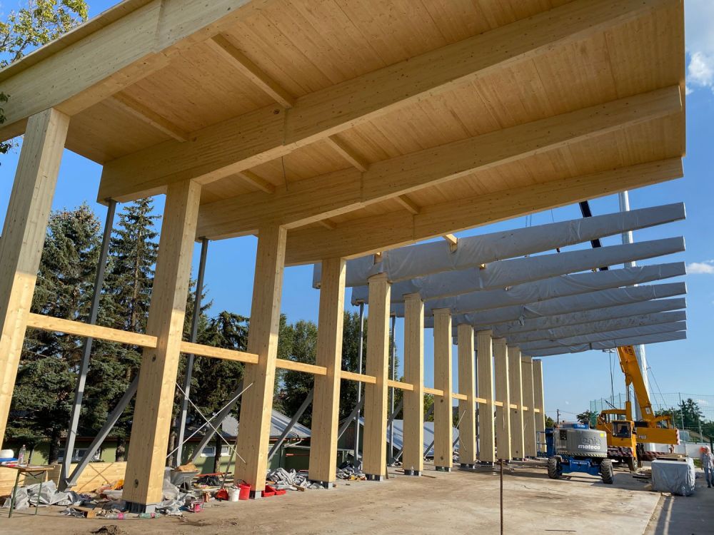 Dachkonstruktion Tribüne BMTE Ungarn – Massivholzplatten in Fichte – Gemson